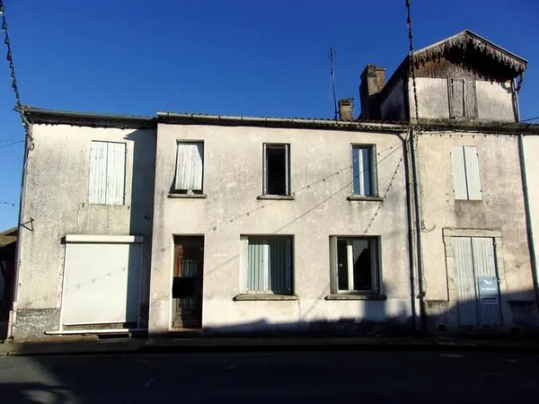 Maison de village en pierre de 3 chambres à rénover au coeur du village historique.
