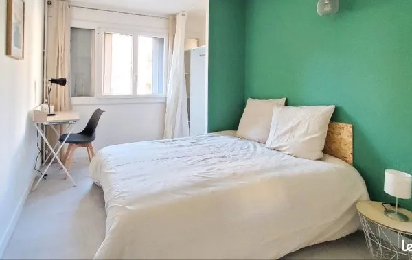 Une chambre avec sa salle d'eau privée