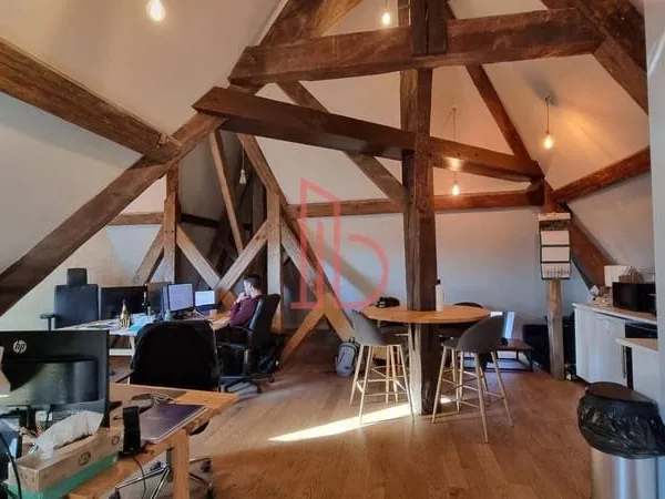 Bureau 76 m²