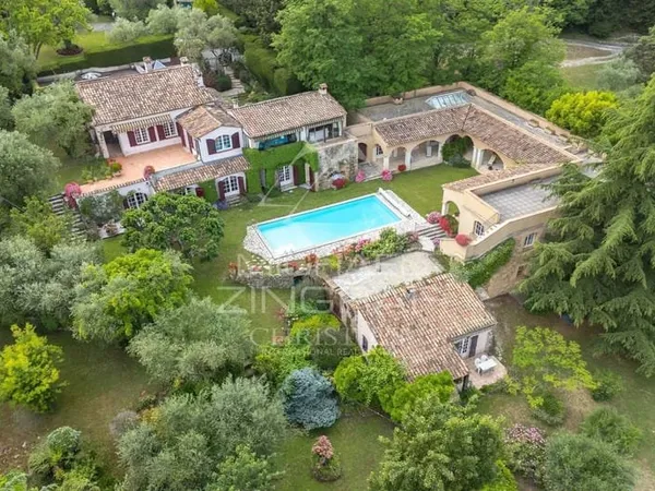 Propriété d'exception avec forêt, parc , tennis et vue dégagée.