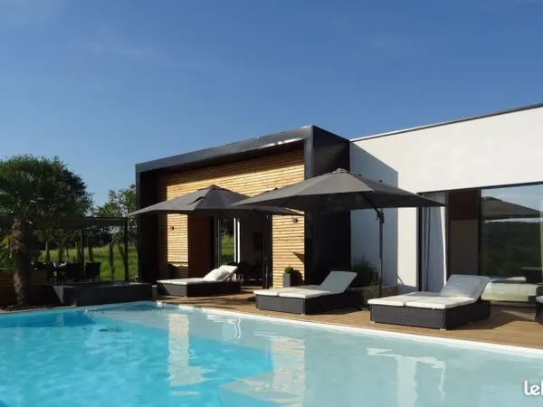 Villa design avec piscine chauffée 14m - vue sud - volumes exceptionnels - proche Sarlat