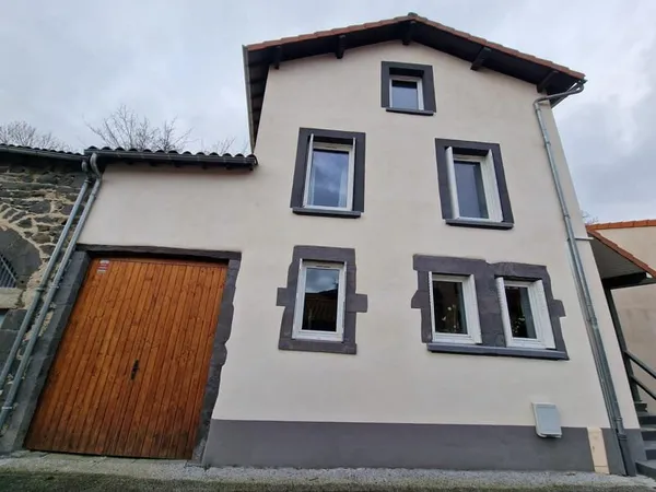 Maison de bourg de caractère avec grange et petit extérieur