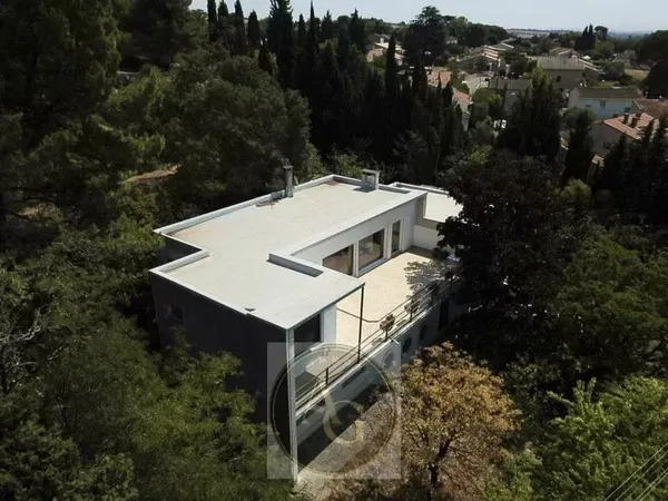 Maison atypique de type 6 de 242m2 et jardin