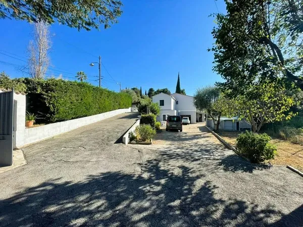 NICE OUEST / Quartier BELLET - Maison individuelle 4/5 chambres - terrain plat - piscine - triple ex