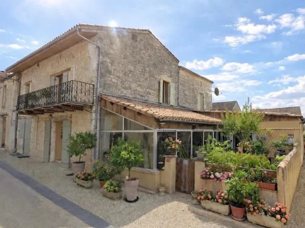 Très jolie maison en pierre.