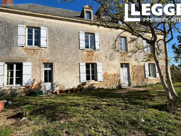 Ancien presbytère élégant et spacieux situé dans un village tranquille, avec 5 chambres et jardin pr