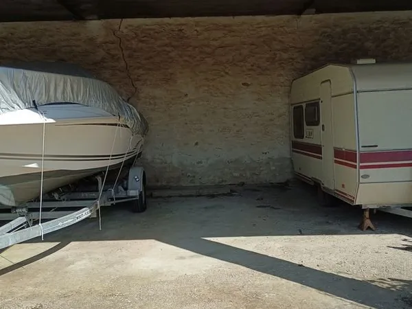 Emplacement hivernage caravane, camping-car ou voiture
