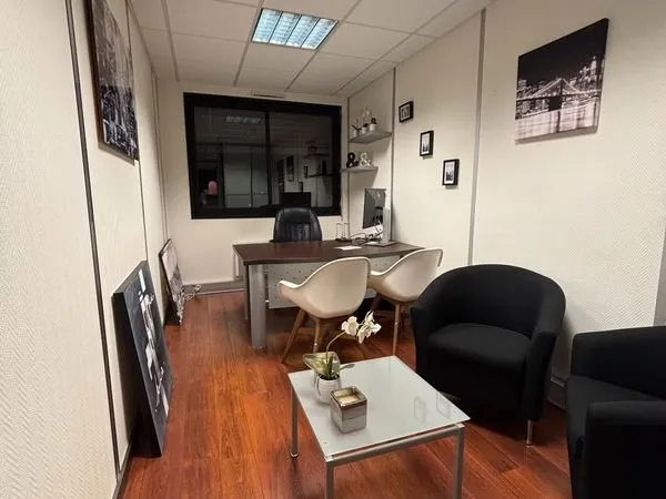 Bureau lumineux avec vue Jura- meublé, parking gratuit, proche Aéroport Genève