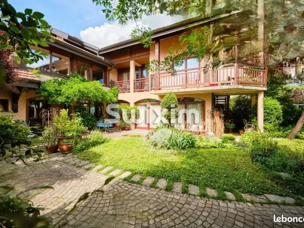 Maison 10 pièces 243 m²