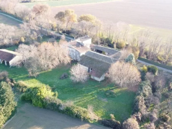 Domaine du 17e siècle ancien à rénover