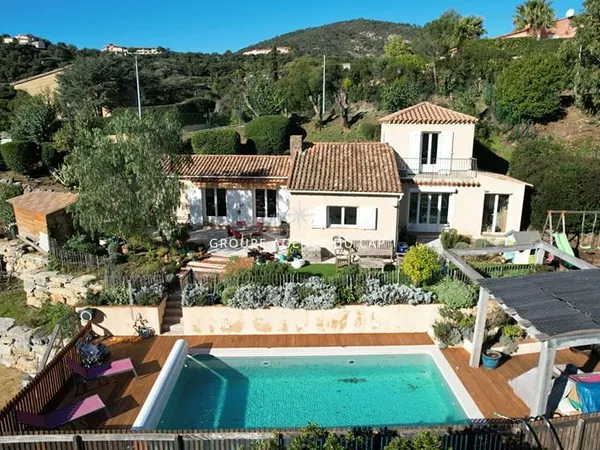 A VENDRE VILLA 107M2 4 PIECES AVEC PISCINE VUE DEGAGEE , AUX ISSAMBRES