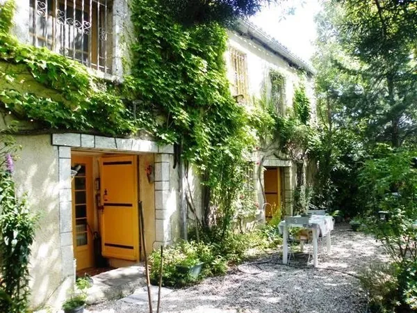 Vue magnifique sur ancien corps de ferme, 4 gîtes + piscine