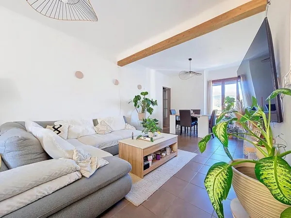Appartement de caractère avec grenier aménageable de 100 m² : un potentiel rare en plein coeur d'Hér