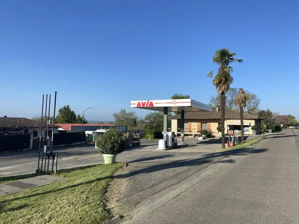 Fonds de commerce et murs d'une station service avec maison