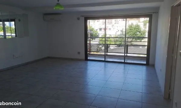 Grand f3 proche du jardin de l'état a St Denis