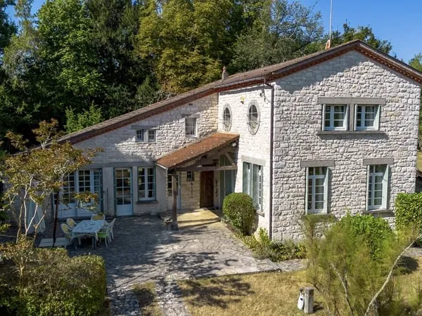 Secteur Cahors. Calme absolu ! Propriété en pierre de 4 chambres avec 14 ha et grande grange