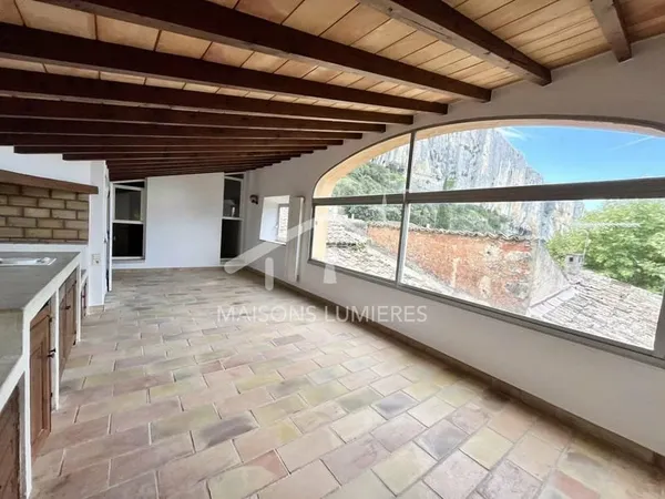 Maison de village atypique sur trois niveaux offrant une vue exceptionnelle au dernier étage - Lioux
