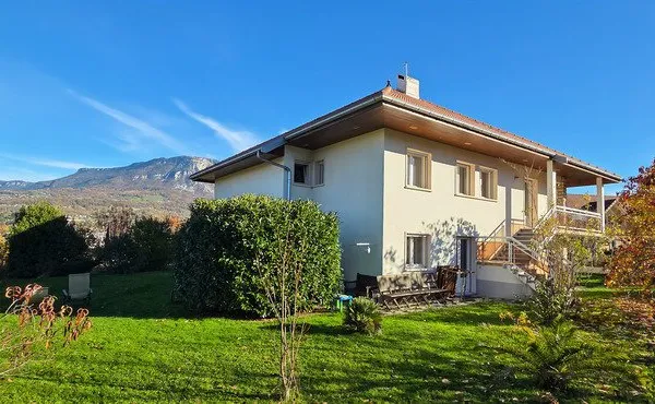 Maison à vendre 210 m² avec terrain plat et arboré