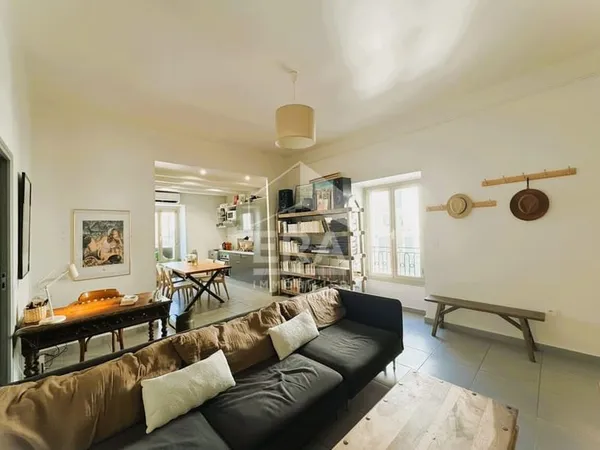 MARSEILLE 1er PLACE ESTIENNE D'ORVES - T2 bis 51m²