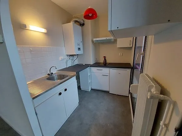 STUDIO AVEC KITCHENETTE EQUIPEE ET BALCON - CHAMALIERES