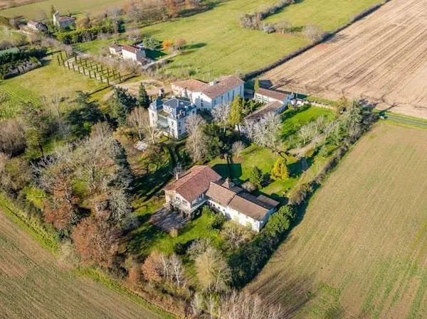Propriété 48 pièces 3512 m²