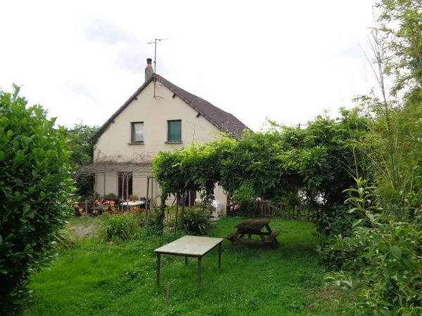 Maison 140 m2 plus dépendances, 4 chambres. Terrain 1483 m2