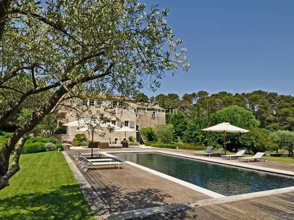 Location de charme à Saint-Rémy de Provence : Le Mas du Cloitre - Piscine chauffée - Tennis