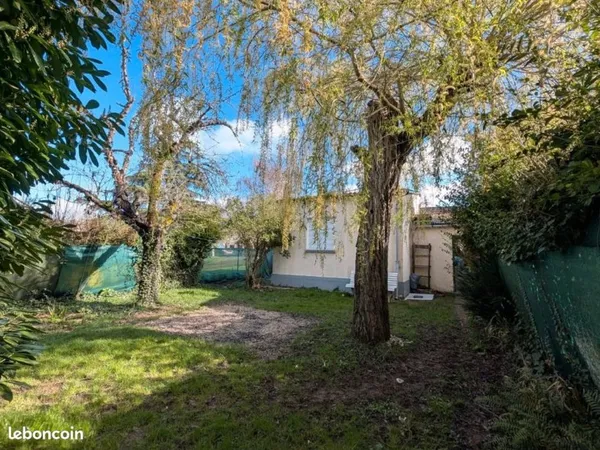 À vendre charmante maisonnette sur un terrain de 990 m² clos et arboré