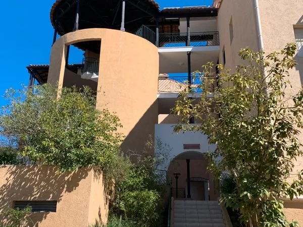 Appartement lumineux climatisé et possibilité garage