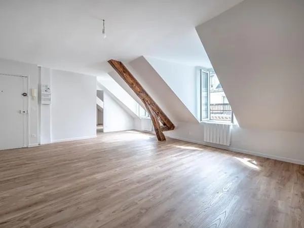 Paris 8-Dernier étage avec ascenseur à deux pas de l'Elysée-63M2 au sol-Appartement rénové et lumine