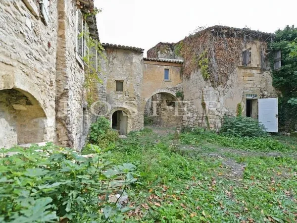 Luberon : hameau médiéval privé à rénover à proximité de la piste cyclable Via Domitia