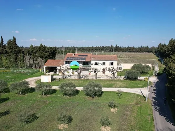 Maison Sarrians 230 m2, nombreuses annexes dans un secteur sans nuisance