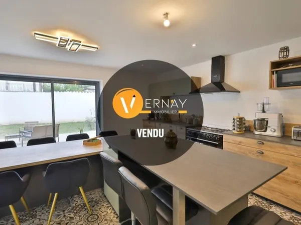 Maison mitoyenne d'un côté 130 m2 habitable - dépendance 71