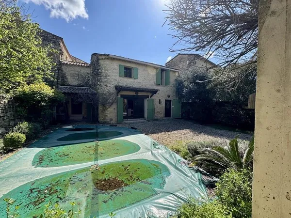 Region Uzes, grands maison en pierres avec jardin et piscine à l'abri des regards