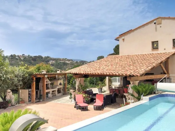 NICE – Chemin de la Costière  Maison 5 pièces avec jardin, piscine, jacuzzi, terrasse & cuisine d’ét