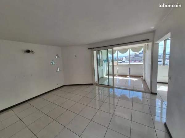 Locations d'appartement Fort-de-france Cité Les Hauts du Ports 1100 de loyer eau comprises