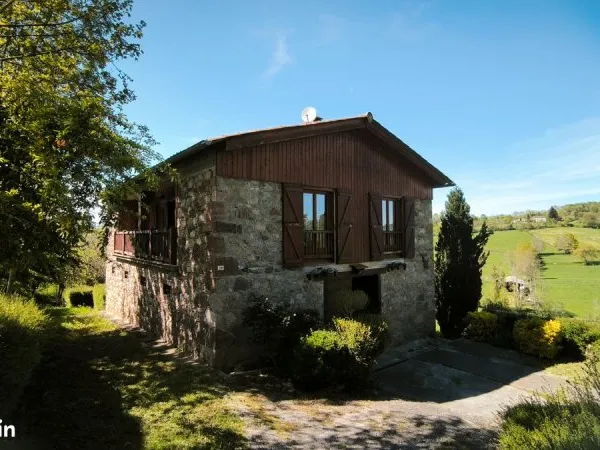 Grange rénovée à Rimont en sortie de village