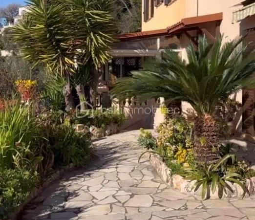 Villa 5 pièces 247 m²