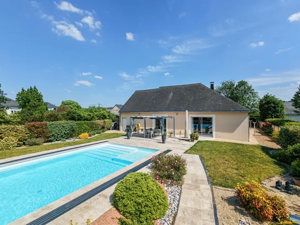 Maison contemporaine à vendre au coeur de Juigné sur Loire à deux pas des commodités, vie de plain p