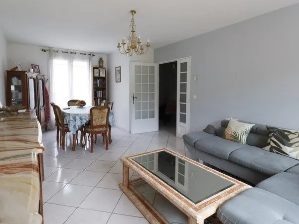 Dpt Bouches du Rhône (13), à vendre maison P6 environ 90 m² avec jardin
