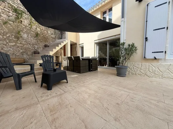 LUCON QUARTIER MARCHE COUVERT ET PISCINE MAISON DE CARACTERE BOURREE DE CHARME AVEC ANNEXES ET PATIO