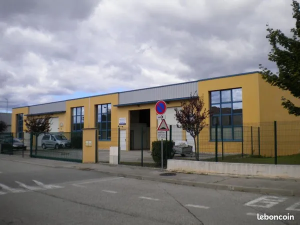 Local - Entrepôt - dépôt - Bureau