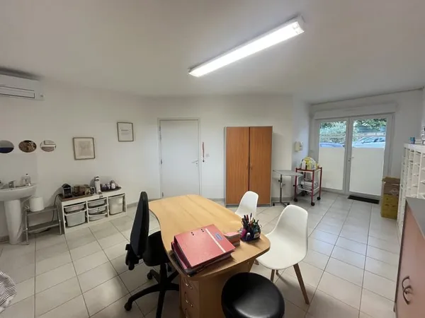A LOUER LOCAL PROFESSIONNEL 83910 POURRIERRES 25 M2