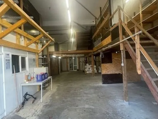 Local commercial 230 m²