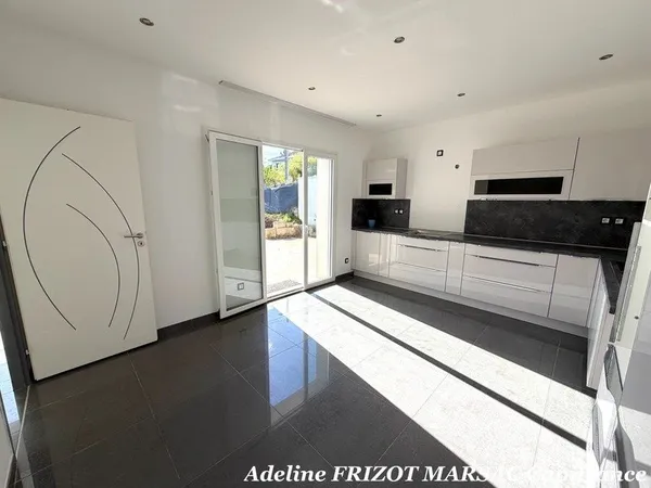 MAISON GENILAC - PLAIN PIED - 4 CHAMBRES - TERRAIN 567 - GARAGE - LUMINOSITE - CALME - ACCES LYON/SA