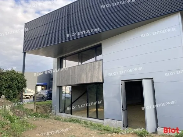 Entrepôt 298 m²
