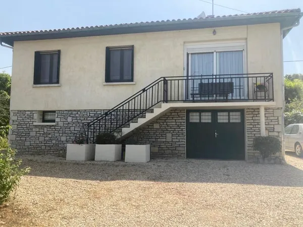 Maison traditionnelle à la campagne avec piscine