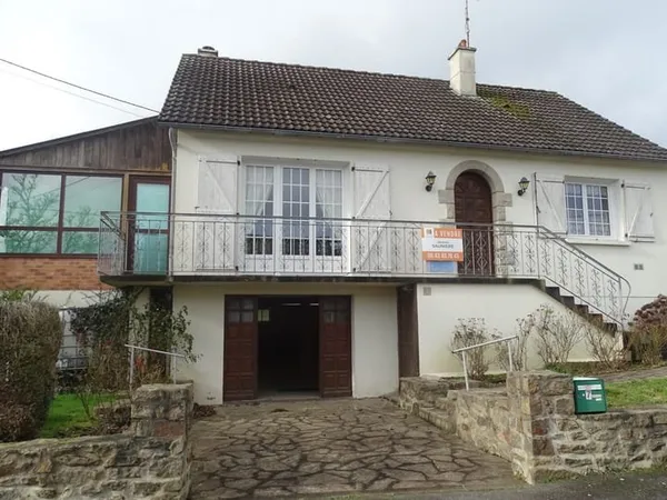 Maison de 92 m2 avec grand garage et terrain arboré à Louverné
