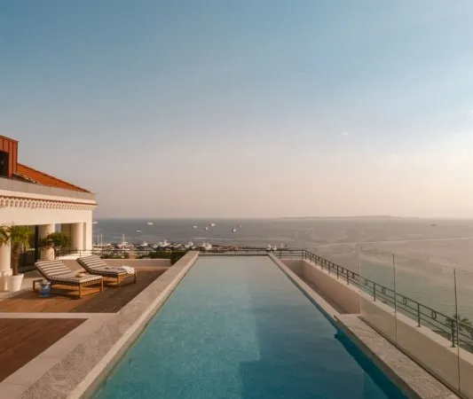 CAP D'ANTIBES : TRIPLEX D'EXCEPTION - ROOFTOP AVEC PISCINE PRIVÉE