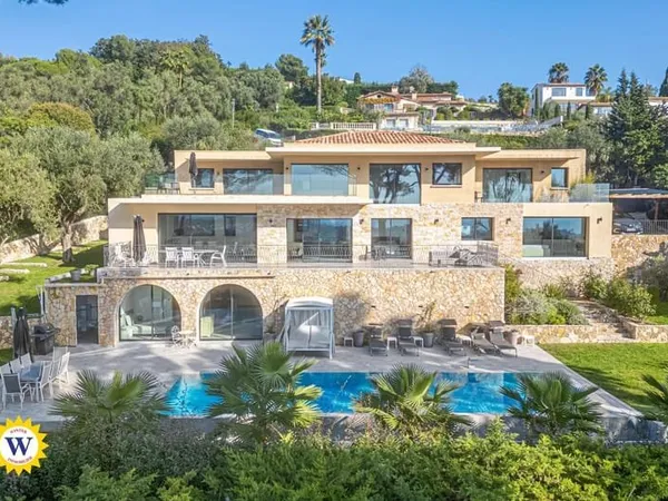 SUPERBE VILLA AVEC PISCINE ET VUE MER